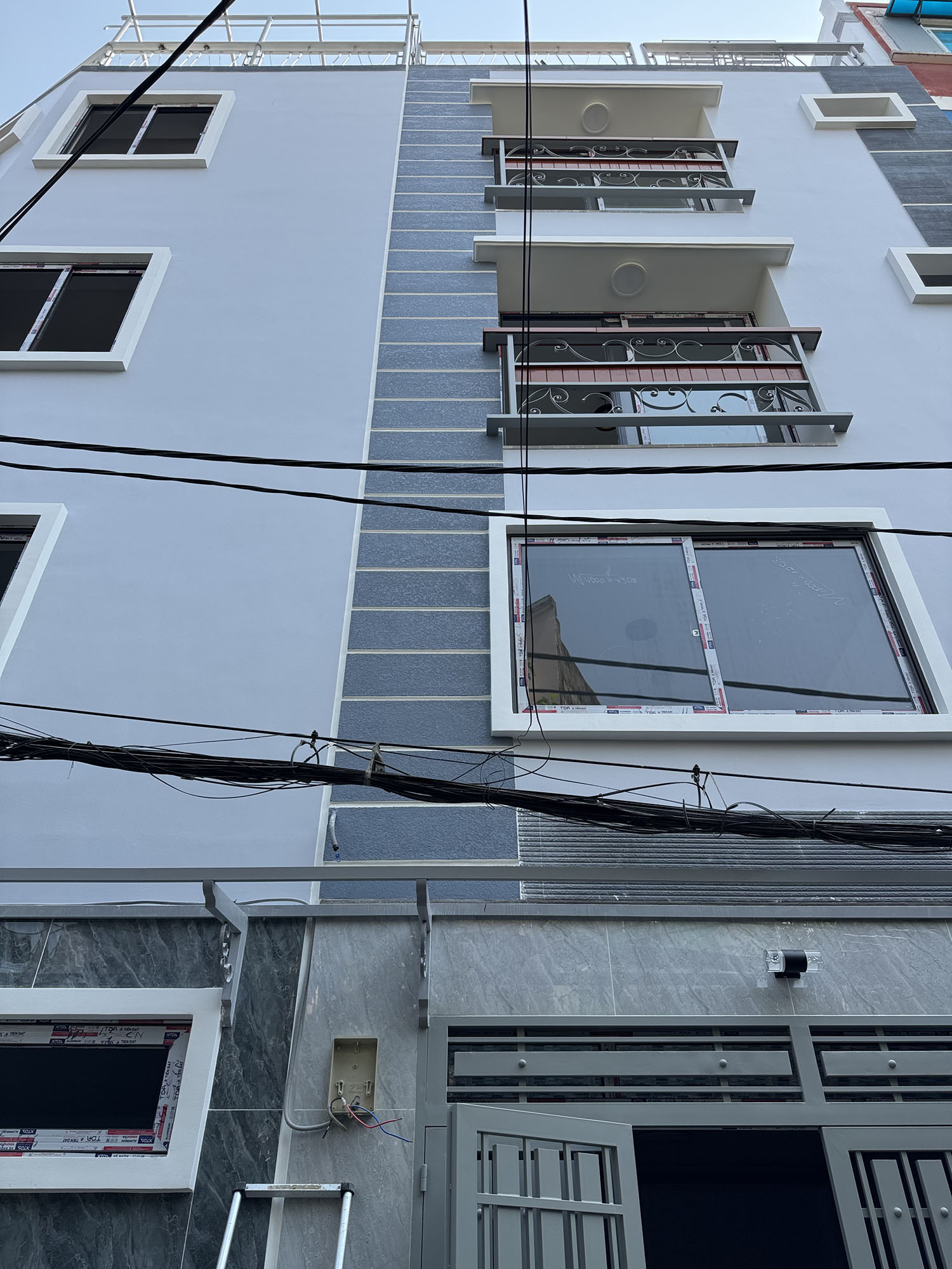 Tuyệt phẩm biệt thự mini 3 lầu, góc 2 mặt tiền hẻm 2 xe hơi 7 chỗ tránh nhau khu VIP Đặng Văn Ngữ